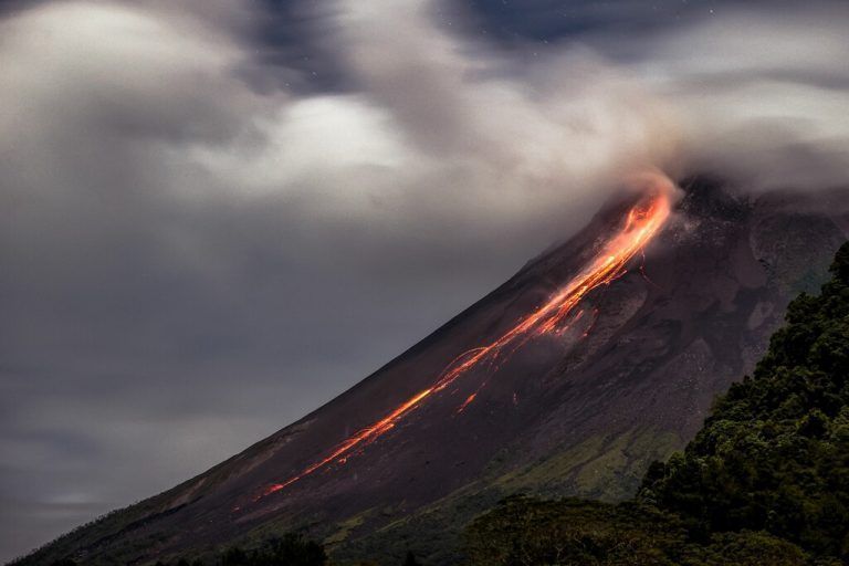 Einer der weltweit gefährlichsten Vulkane, der Merapi auf der indonesischen Insel Java, spuckt Lava. AFP