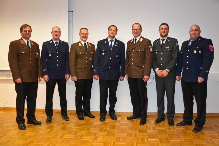 Einsatzbereitschaft und Unterstützung ohne Grenzen: Verantwortliche der heimischen Feuerwehr mit Vertretern der Partnerfeuerwehr Lindau.Gemeinde Lochau