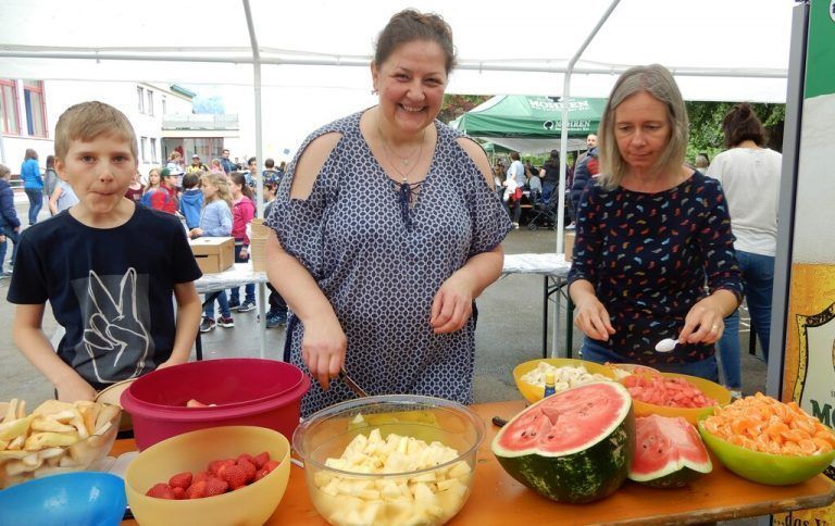 Elternvereinsobfrau Brigitte Moosmann (Mitte) und ihr Team sorgten für kulinarische Köstlichkeiten an der Theke.
