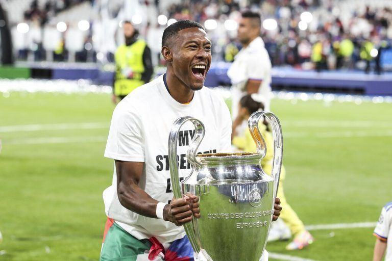 <p class="caption">Er durfte die Trophäe zum dritten Mal stemmen: David Alaba.<span class="media-container dcx_media_rtab" data-dcx_media_config="{}" data-dcx_media_type="rtab"> </span><span class="marker"><span class="copyright">GEPA</span></span></p>