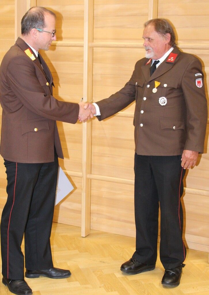 Feuerwehrmedaille in Gold an Hans Gasser.