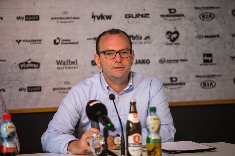 <p class="caption">Christoph Längle weiß, dass nun Fingerspitz<span class="media-container dcx_media_rtab" data-dcx_media_config="{}" data-dcx_media_type="rtab">engefühl gefragt ist.</span><span class="marker"><span class="copyright">Steurer</span></span></p>