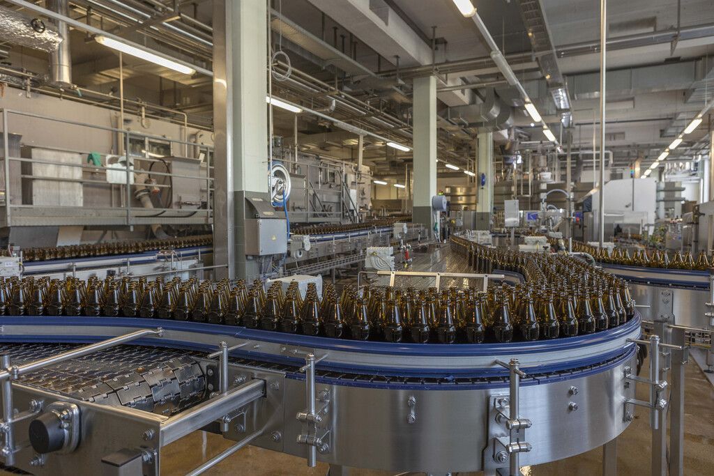 Auswirkungen des Ukrainekriegs: Nachschub an Bier­flaschen ist in Gefahr. »D1
