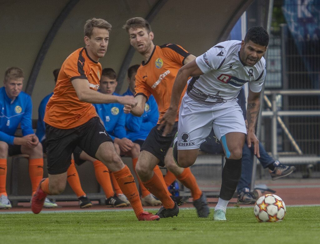 Erster Halbfinalist
