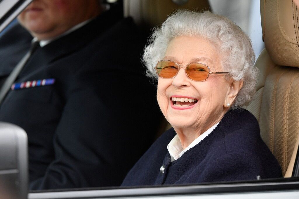 Queen strahlt bei Pferdeshow