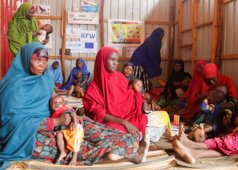 Gefahr der Mangelernährung: Mütter warten mit ihren Kindern in einem Spital in Dollow, Somalia, auf eine Untersuchung. Reuters
