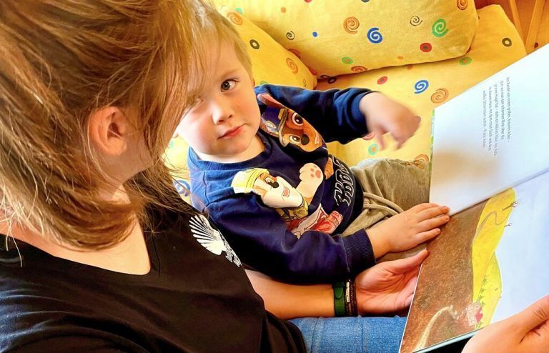 Gemeinsam Bücher zu betrachten macht Freude.