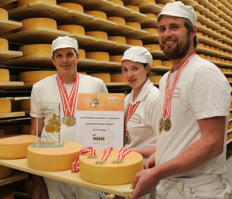 <p class="caption">Gemeinsam mit Franziska Kohler und Alexander Mennel präsentiert Christoph Schwarzmann im neuen Käsekeller Kasermandl und Medaillen. <span class="copyright">STP/2</span></p><p class="caption"/>