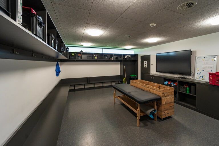 Großzügige Kabinen in der neuen Sportanlage sorgen für die optimale Vorbereitung.