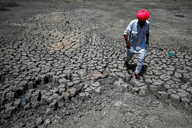 Hitzewelle: Ein Dorfbewohner läuft über den Grund eines ausgetrockneten Teichs im Distrikt Pali im indischen Rajasthan. AFP