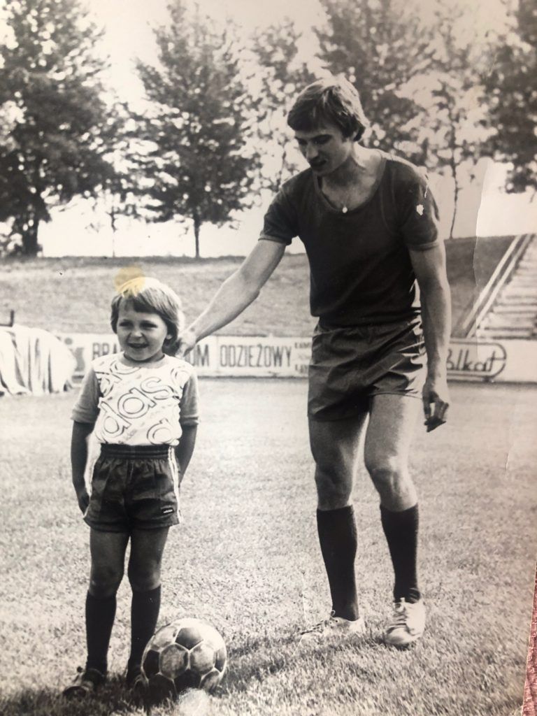 Vater Tadeusz kickt mit Sohn Paul. 