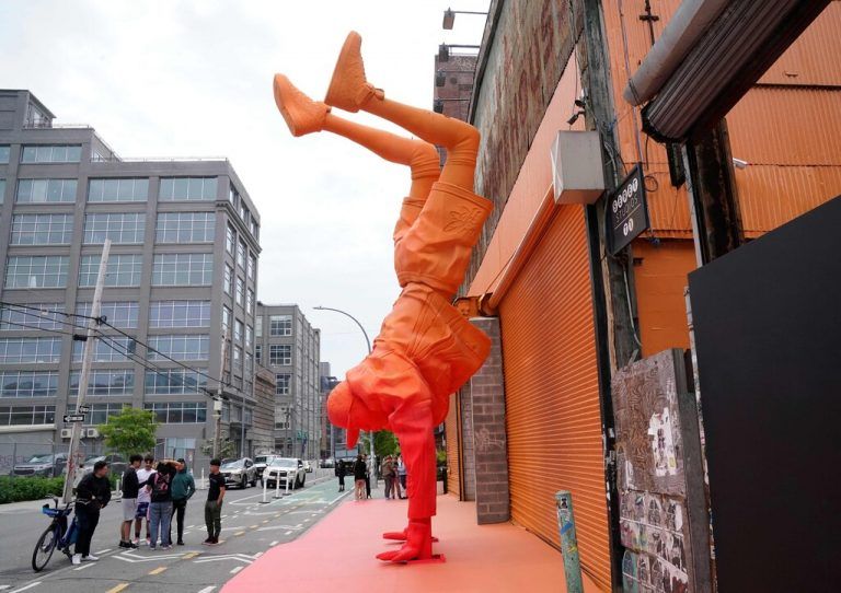 In einer Ausstellung im Greenpoint Terminal Warehouse in Brooklyn sind 47 limitierte Auflagen des Nike-