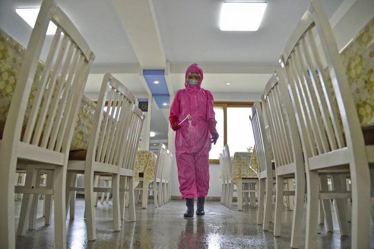 In einer Fabrik in Pjöngjang wird ein Raum desinfiziert. Nordkorea gab erst kürzlich den Ausbruch der Pandemie im Land bekannt. Kyodo/RTS