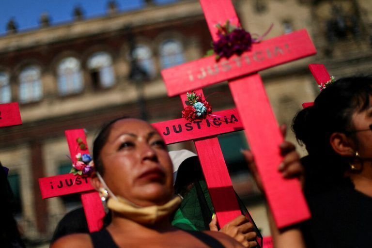 In Mexiko-Stadt protestieren Aktivistinnen vor dem Palacio Nacional, dem Sitz der Regierung, gegen Femizide und Gewalt an Frauen. RTS