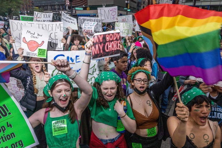 In New York protestieren junge Menschen gegen eine drohende Verschärfung des Abtreibungsrechts in den USA. AFP