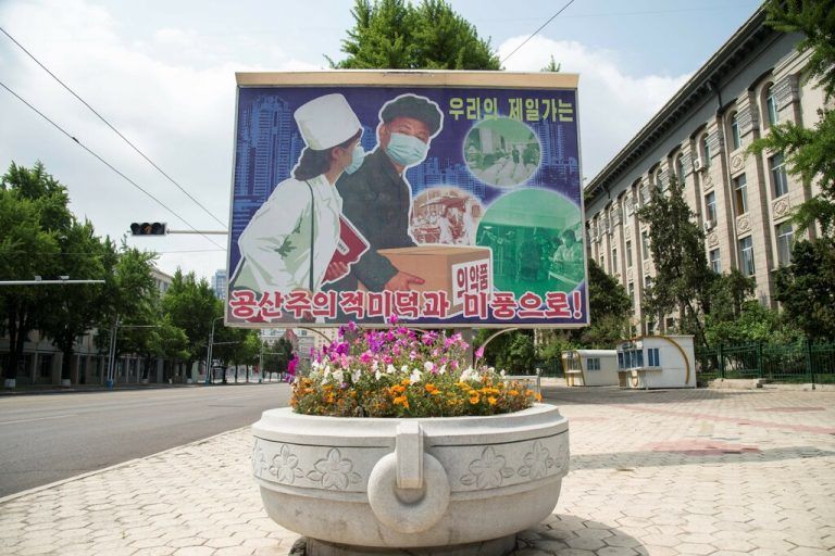 In Pjöngjang zeigt ein Poster Menschen mit Maske. Das abgeschottete Nordkorea verstärkte zuletzt den Kampf gegen Corona. AFP