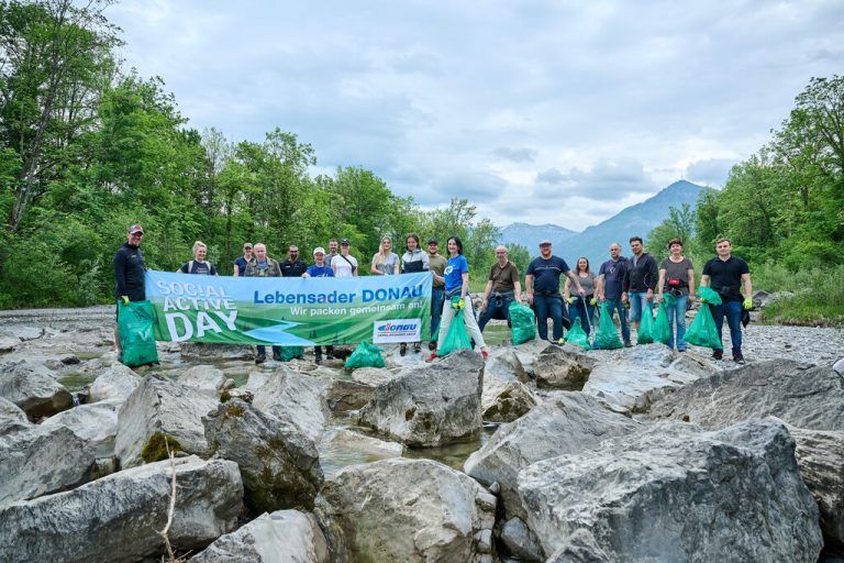 In Vorarlberg waren rund 20 Mitarbeiter der Donau Versicherung entlang der Ache unterwegs. donau