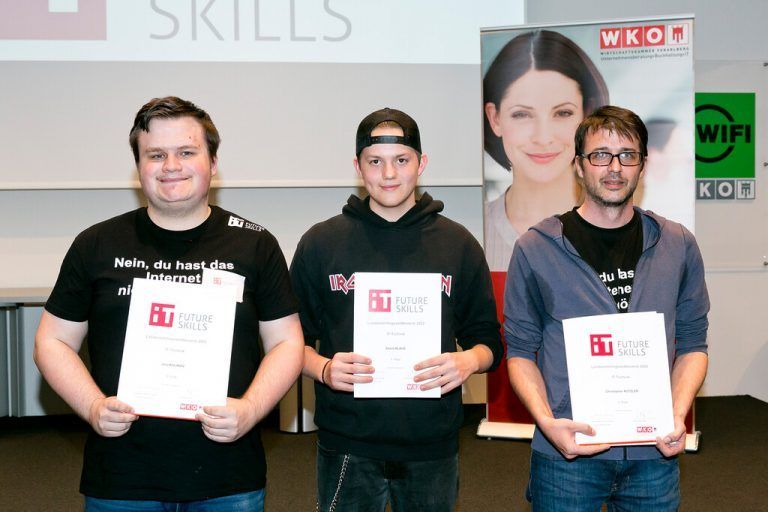 IT Die Teilnehmer des Lehrlingswettbewerbs für IT-Berufe überzeugten mit ihrem Können und kreativen Lösungen. Den Sieg sicherte sich David Klaus (Alpla) vor Christopher Rützler (Rescue EDV) und Jurij Kulikov (Gantner Electronic). Der Wettbewerb soll dabei helfen, Wissen und Können richtig einzuschätzen. wkv/Mathis