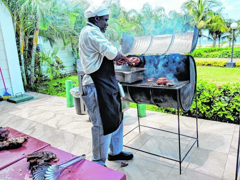 Jerk Chicken gibt es beinahe an jeder Straßenecke zu kaufen. Shutterstock