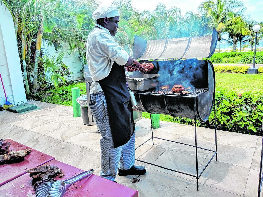 Jerk Chicken und frische Mangos