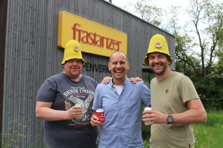 Jogi Gassner, Oliver Müller (Frastanzer Brauerei) und Klaus Malin freuen sich auf die ersten Frastanzer-Dosen.VN/Hartmann