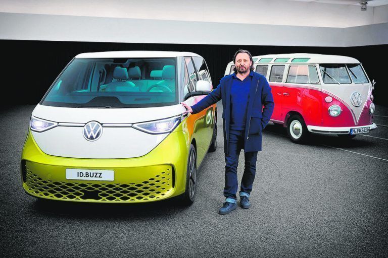 Josef Kaban, Leiter Volkswagen Design, mit den ID. Buzz und dem T1.
