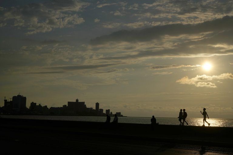 Kinder laufen entlang der Uferpromenade in Havanna. Die USA haben ihre Reisebeschränkungen gegenüber Kuba etwas gelockert. AP