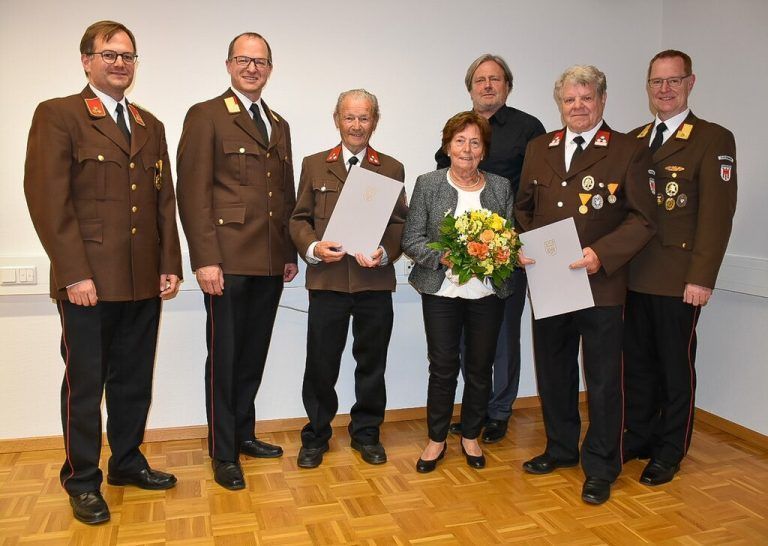 Kommandant Dietmar Klagian, Gallus Beer, Rudolf Schaedl (50 Jahre Mitgliedschaft), Hildegard und Walter Fachbach sen. (50 Jahre Mitgliedschaft) und Markus Schupp.
