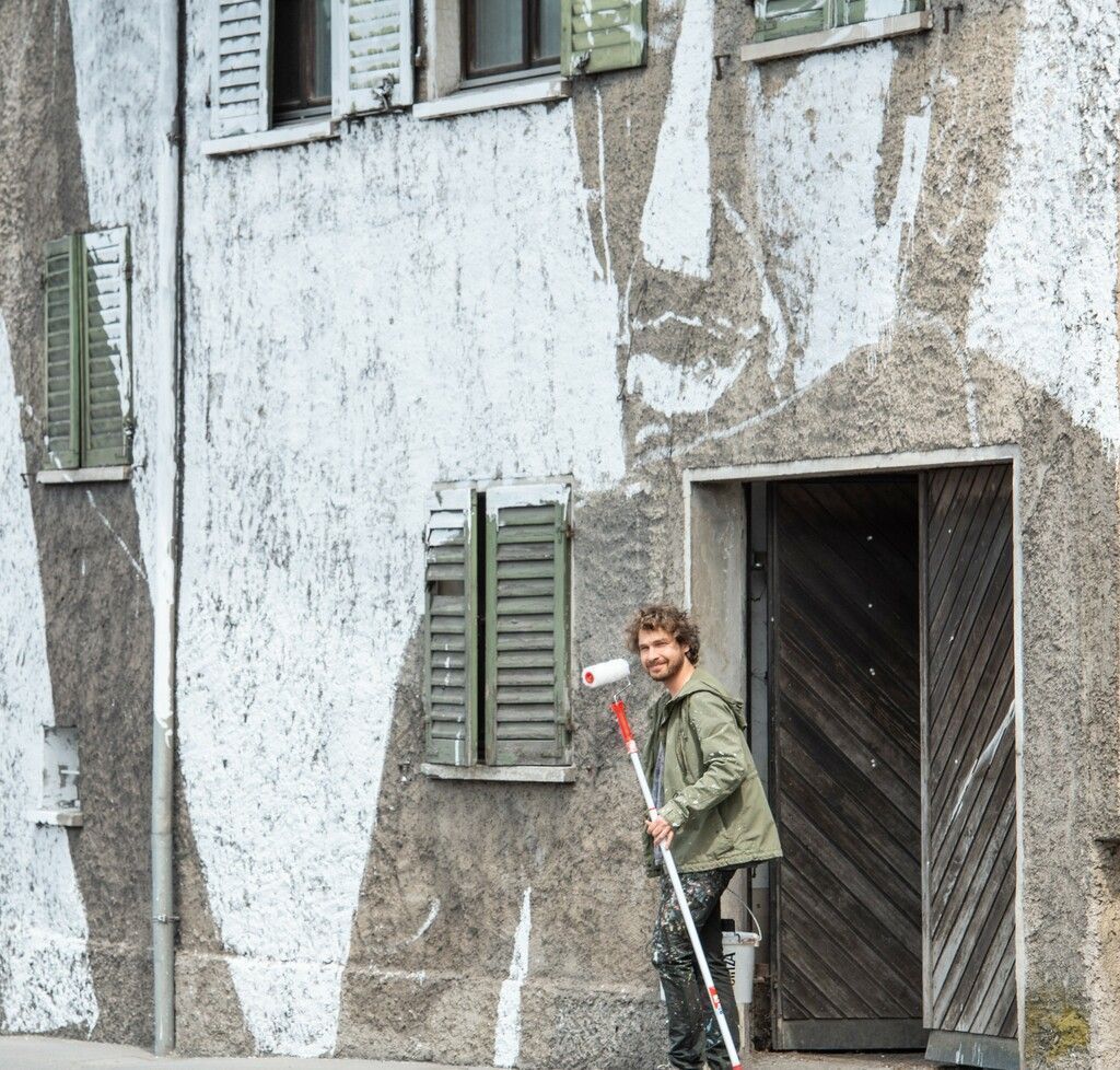 Festival Emsiana wird bereits an einer Hausfassade sichtbar