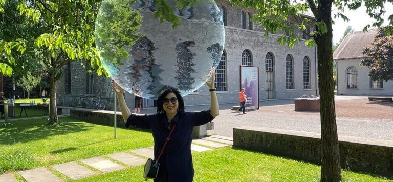 Künstlerin Eva Schlegel mit einer der Augmented-Reality-Arbeiten beim Kunstraum Dornbirn. VN/Paulitsch