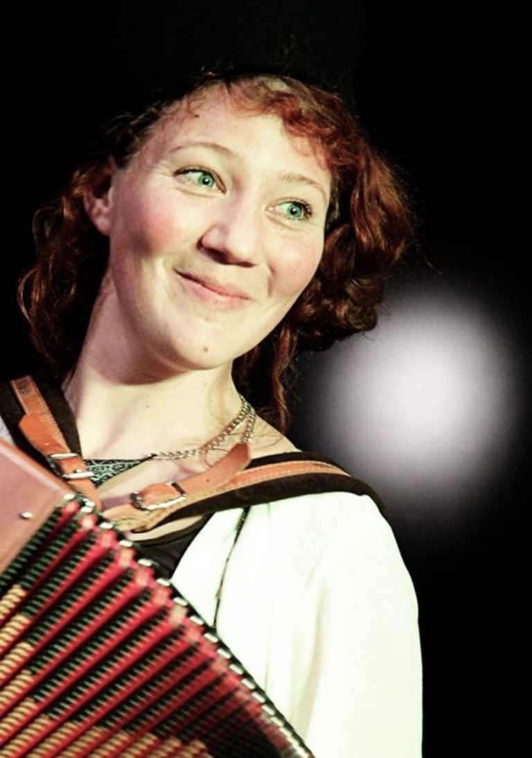 Künstlerin Lisa Suitner tritt auch mit Akkordeon auf. Stefanie Momo beck
