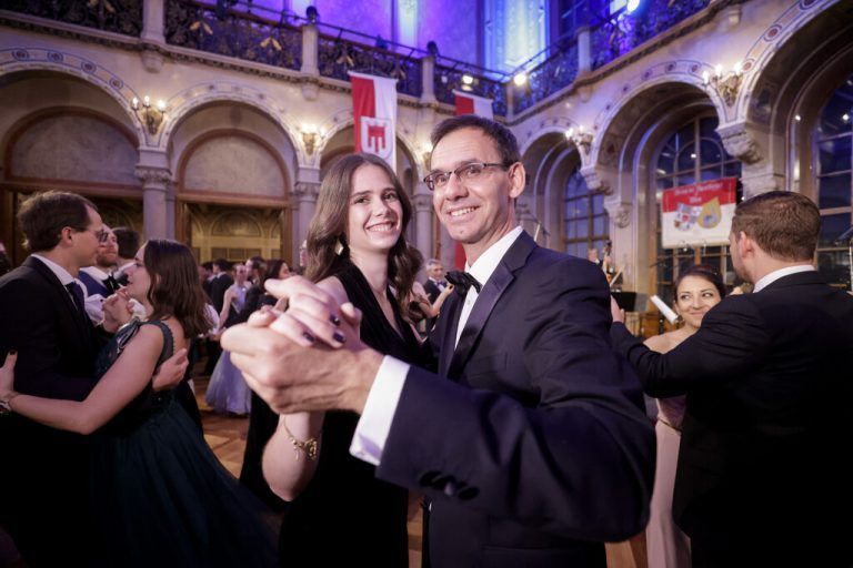 Landeshauptmann Markus Wallner schwang beim Ball der Vorarlberger mit Tochter Sophia das Tanzbein. <span class="copyright">Andy Wenzel</span>