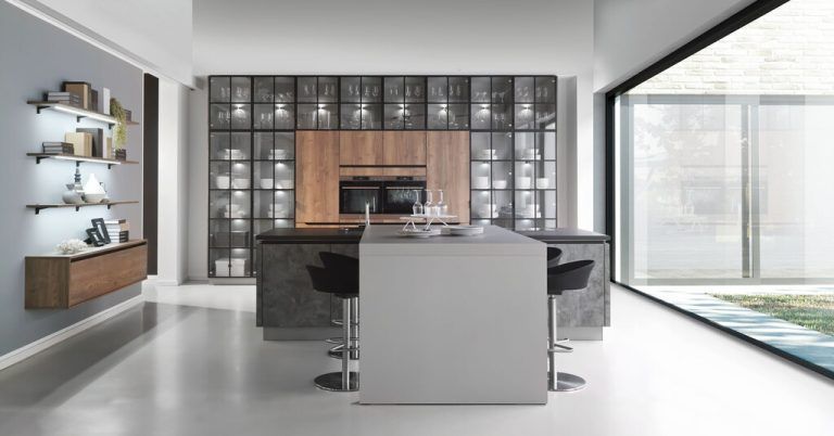 Modern-puristisch und extravagant wirkt diese Wohnküche, in der die hohen Glasvitrinen effektvoll in Szene gesetzt sind.