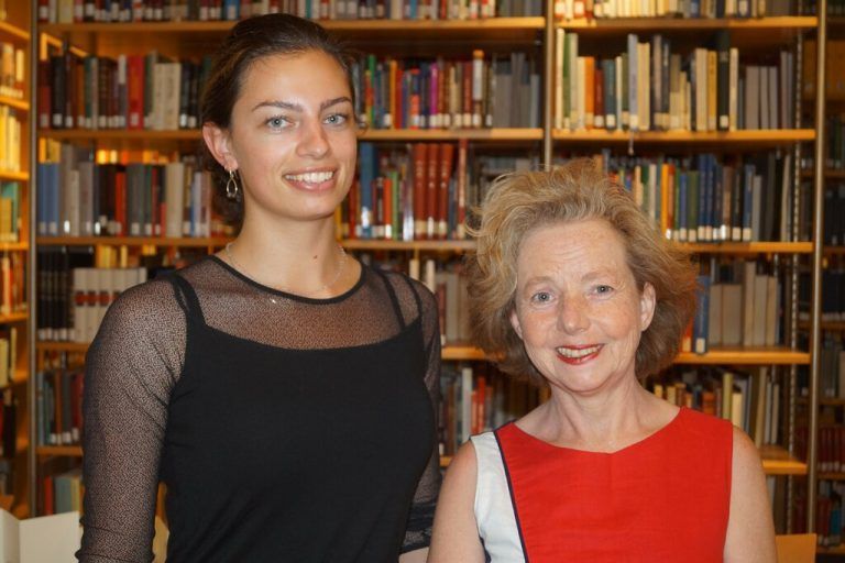 Musikerin Pia van Eerd und Salon-Moderatorin Ursula Hillbrand.