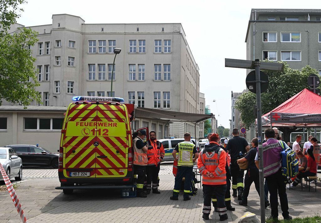 Frau in Bremerhavener Schule  mit Armbrust angeschossen
