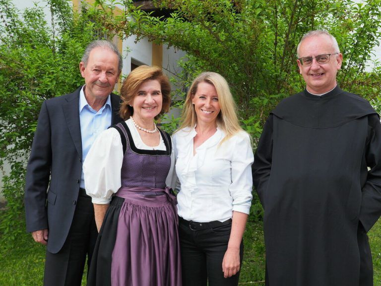 Norbert Zimmermann mit Gattin Sylvia, Podiumsleiterin Carmen Mangard und Propst P. Martin Werlen bei der Benefizveranstaltung. sie