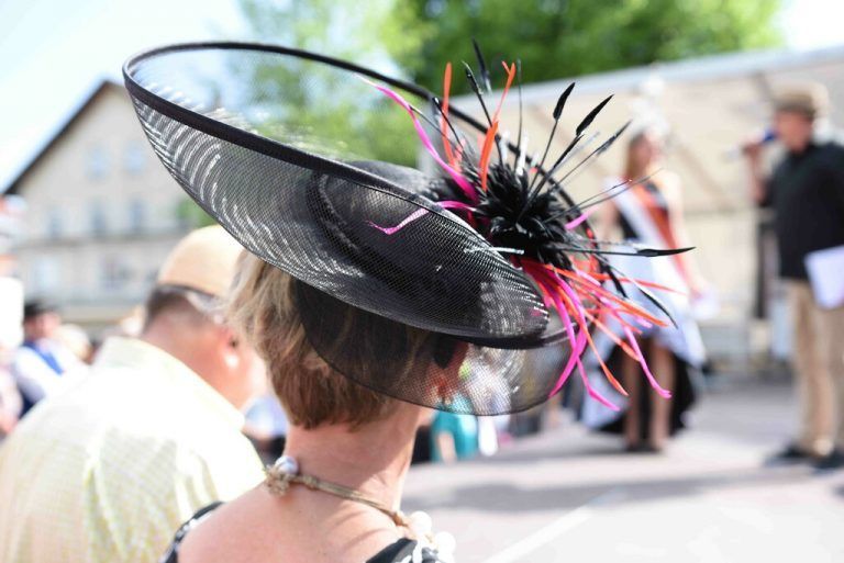 Ob schlicht oder ausgefallen – hier finden sich alle Arten von Kopfbedeckungen.