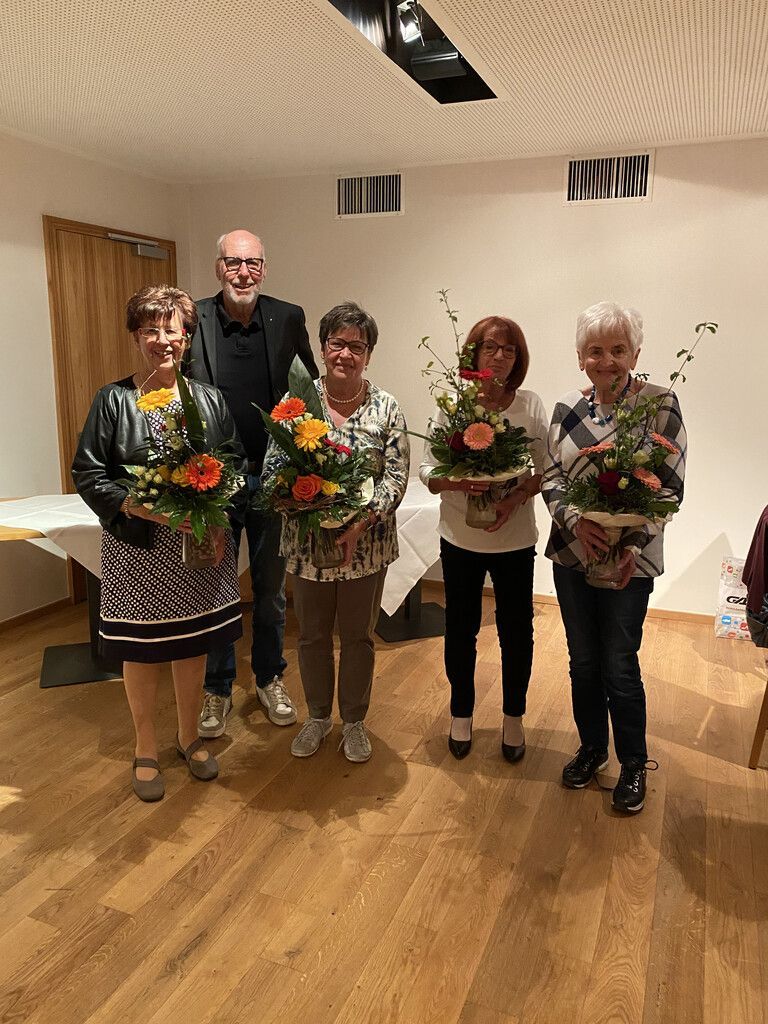 Obmann Elmar Marent mit den langjährigen Teilnehmerinnen der Turngruppe.KAC