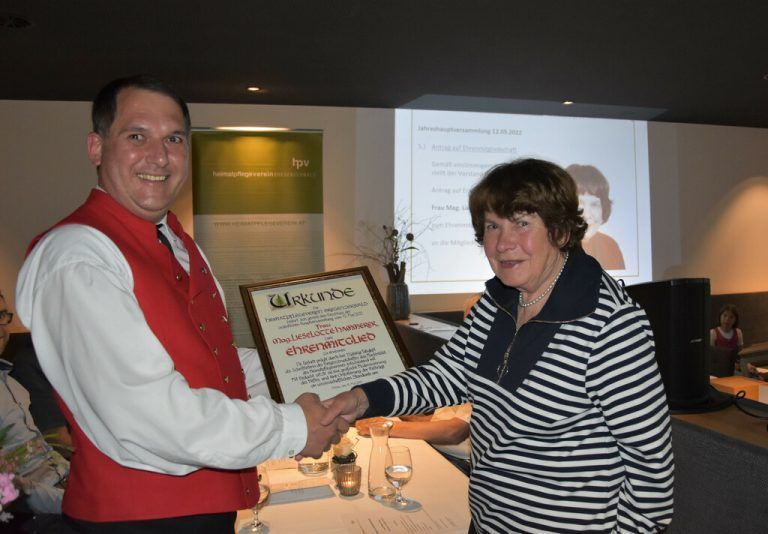 Obmann Richard Bilgeri überreichte die Ehrenurkunde an Lieselotte Hammerer. <span class="copyright">me</span>