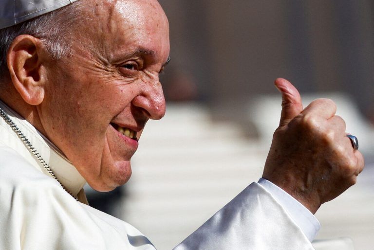 Papst Franziskus gibt bei der Ankunft zur wöchentlichen Generalaudienz im Vatikan ein Daumen hoch. Reuters