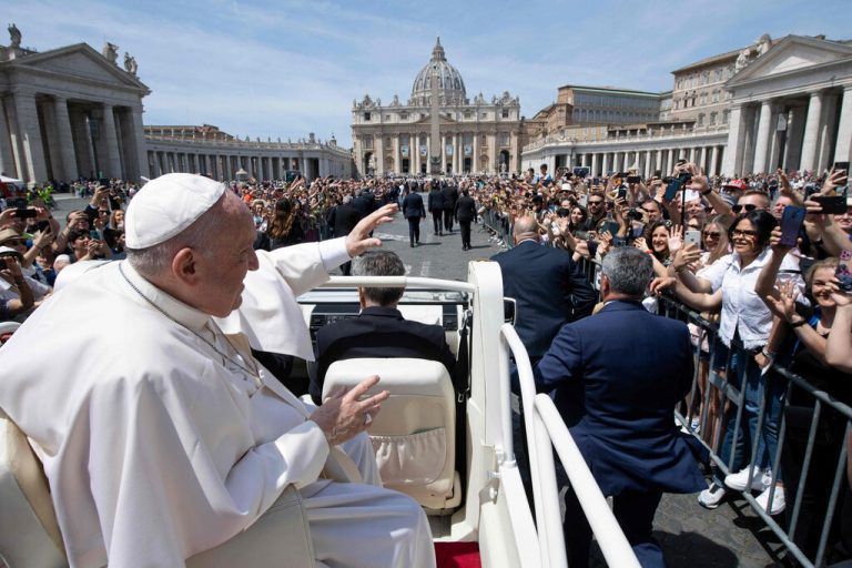 Papst Franziskus sorgte nach der Heiligsprechungsmesse in Rom für Lacher. afp