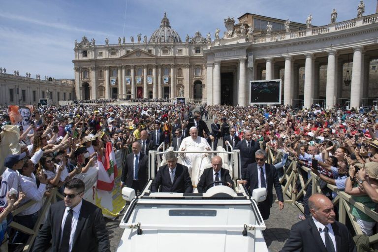 Papst Franziskus wurde wegen seiner Knieprobleme zum Altar gefahren. afp