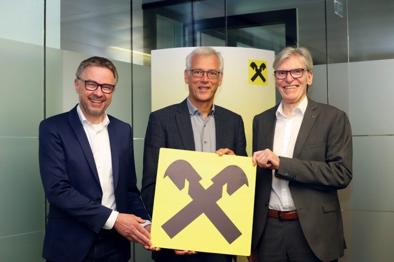 Partnerschaft Die Vorarlberger Raiffeisenbanken haben ihre Partnerschaft mit dem Energieinstitut verlängert. Durch die Kooperation konnten in den vergangenen Jahren zahlreiche Projekte umgesetzt werden. Im Bild: Konrad Steurer und Wilfried Hopfner (Raiffeisen) mit Josef Burtscher (Energieinstitut). raiffeisen
