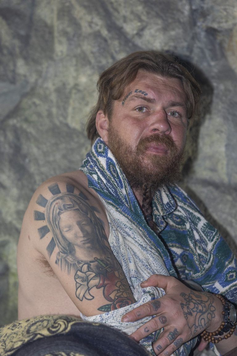 Slawo zeigt sein Muttergottes-Tatoo her. 