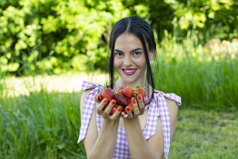 Brana aus Bludenz kann gar nicht genug bekommen von den roten Vitaminbomben. <span class="copyright">VN/Steurer</span>