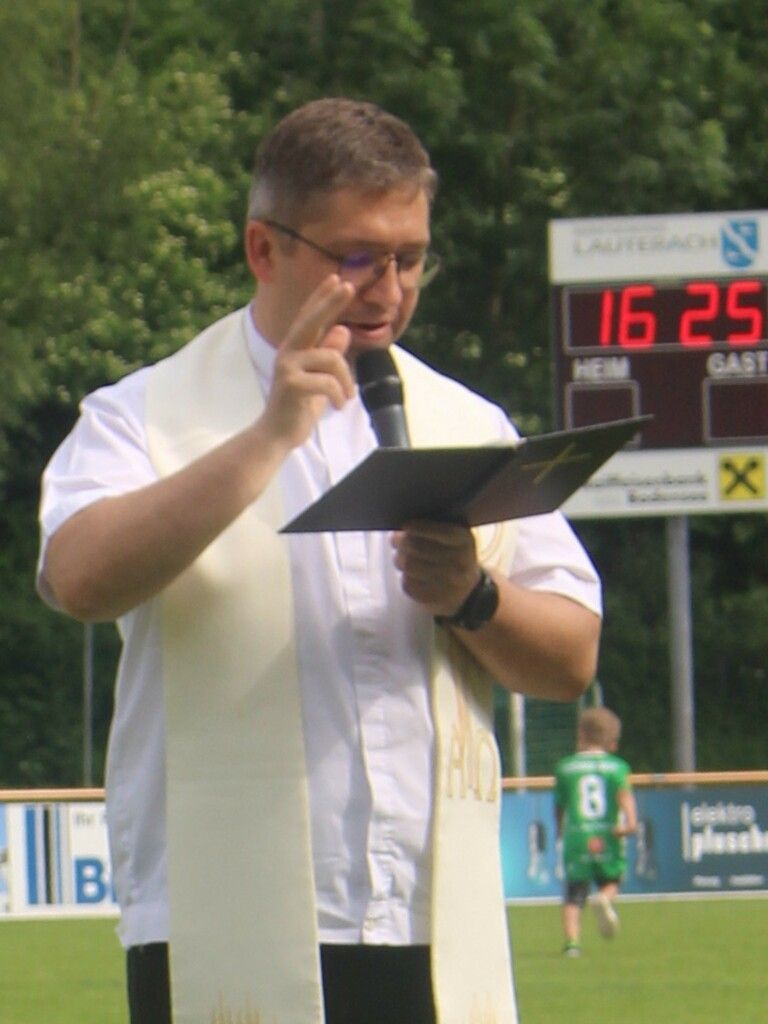 Pfarrer Marius Dumea erbat Gottes Segen.