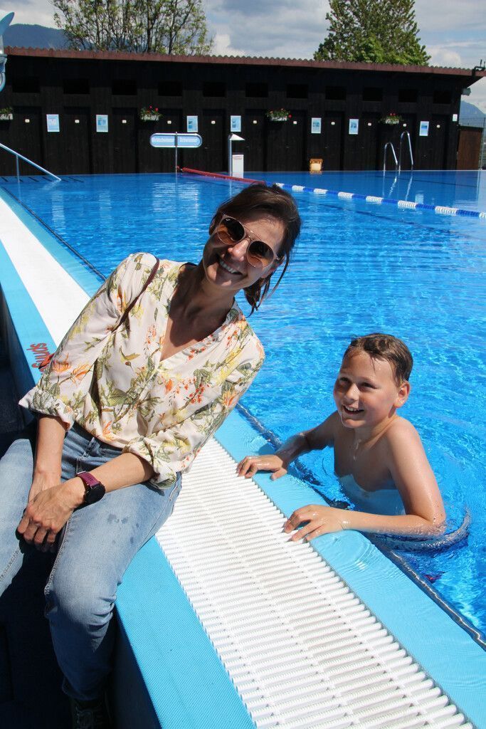 Sollte die Witterung passen, kann man in der „Felse“ wie Niklas mit seiner Mama Claudia bis 18. September seine Bahnen ziehen. HE (3)