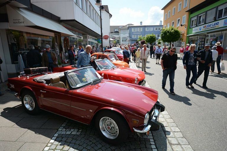 Stilgerecht fahren einige Besucher in ihren Cabrios vor.Lindenberg