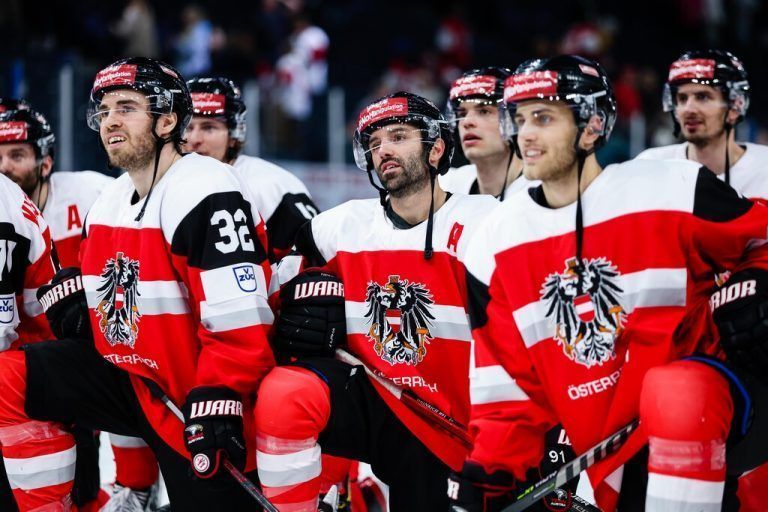 TAMPERE,FINLAND,17.MAY.22 - ICE HOCKEY - IIHF Ice Hockey World Championship 2022, group stage, Czech Republic vs Austria. Image shows the rejoicing of Bernd Wolf, Dominique Heinrich and Kilian Zuendel (AUT). Photo: GEPA pictures/ Daniel Goetzhaber