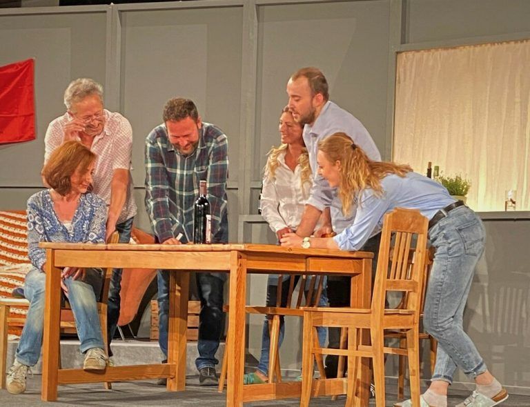 Theatergruppe Fußach ist nach der Pandemiepause mit „Wir sind die Neuen“ wieder zurück auf der Bühne. vn/cd
